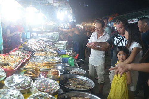 Du khách chọn hải sản tại chợ đêm Dinh Cậu